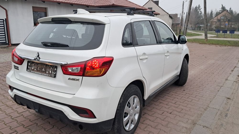 Ładny biały, niski przebieg.