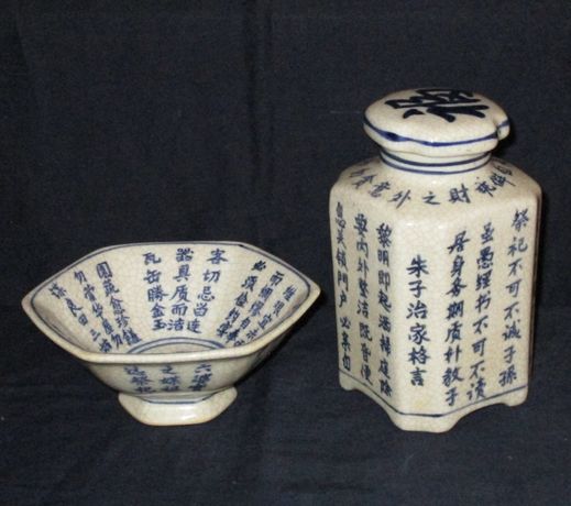 Pote e taça em porcelana com caracteres chineses