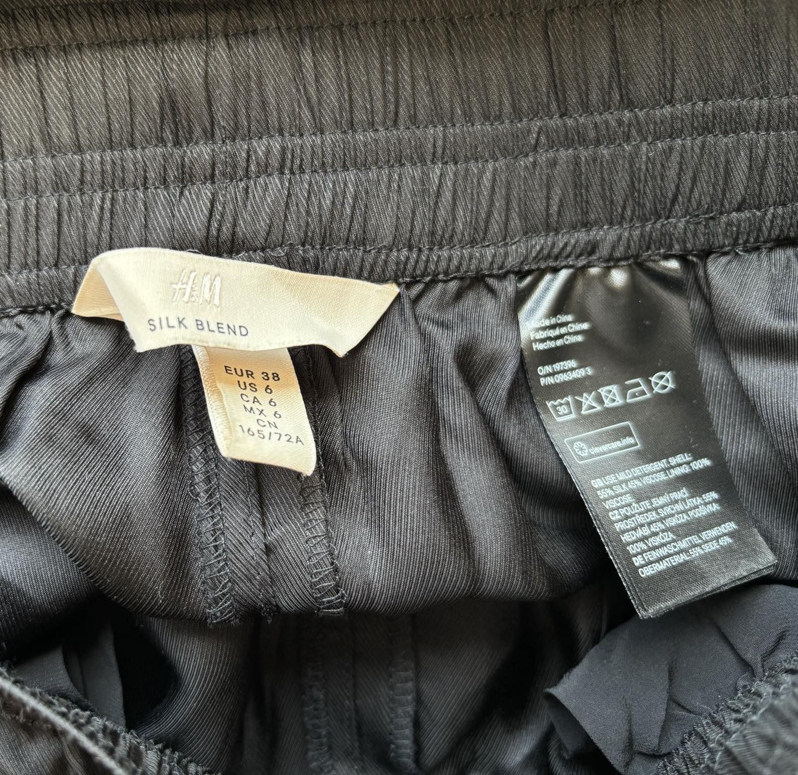 H&M spodnie damskie M
55%Jedwab 
rozmiar:M
Kolor:czarne
Stan:idealny