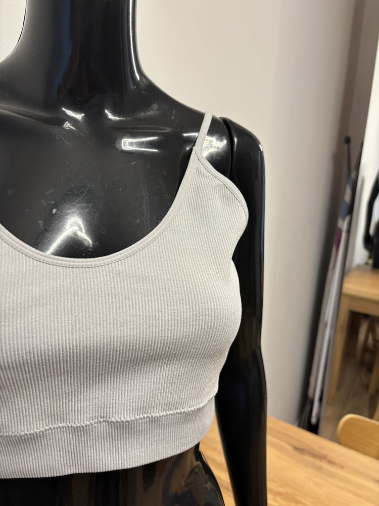 Krótki crop top biustonosz sportowy z prążkowanego materiału