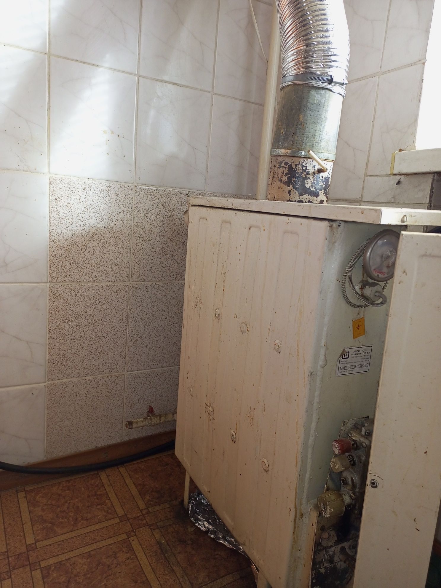 Аппарат отопительный газовый бытовой с водяным контуром АОГВ 7.5
