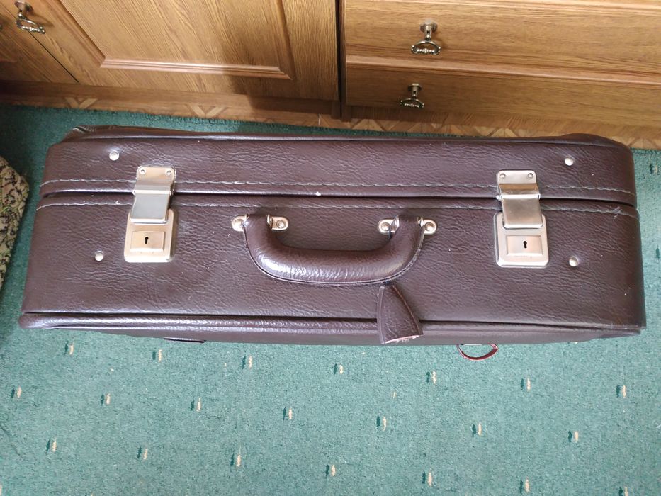 Кожаный коричневый чемодан