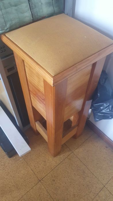 Banco alto com  madeira boa.