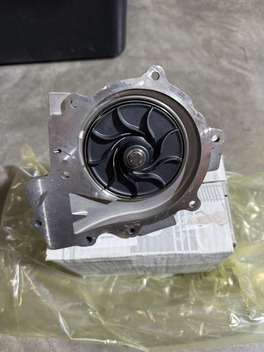 Помпа водяна насос ОМ651 вакуумна 2.2 Sprinter W906 W907 спрінтер