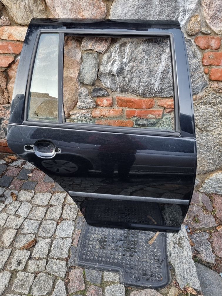 vw golf IV BORA kombi drzwi tylne prawe prawy tył  czarne L041