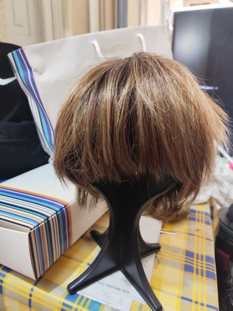 Peruca com cabelo natural