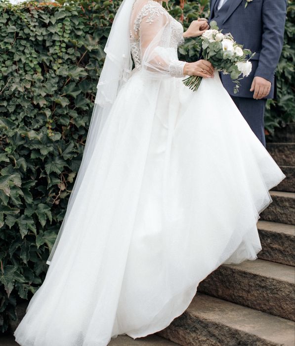 Весільна сукня з шлейфом