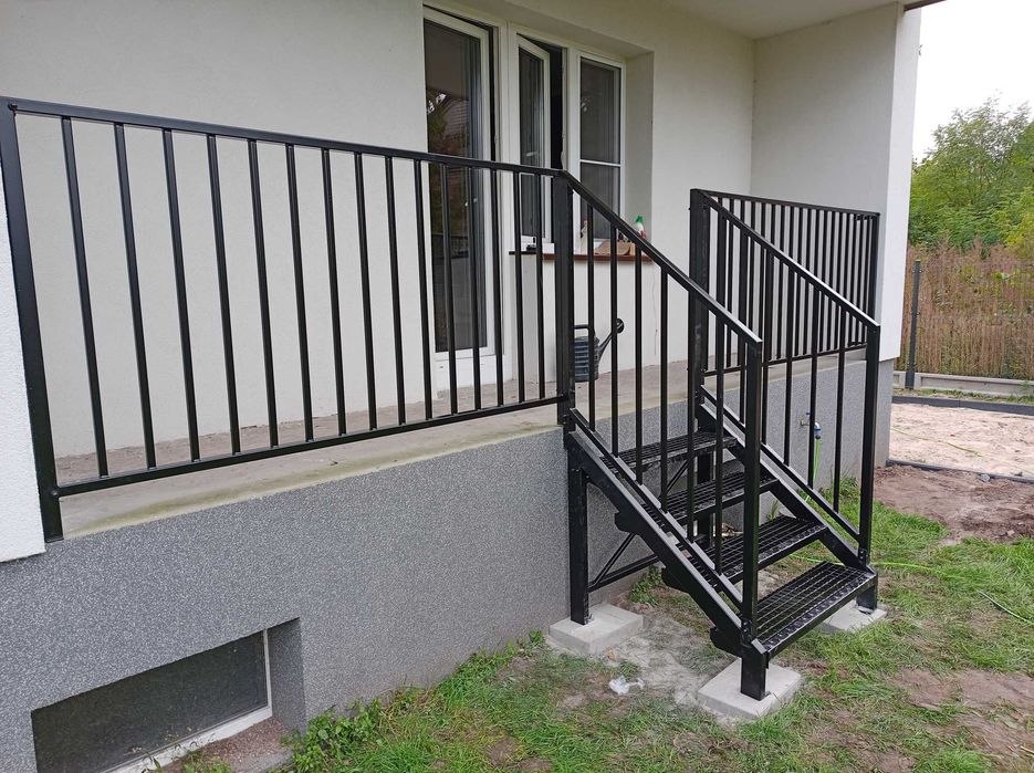 Schody metalowe do domu na taras balkon malowane ocynkowane krata wema
