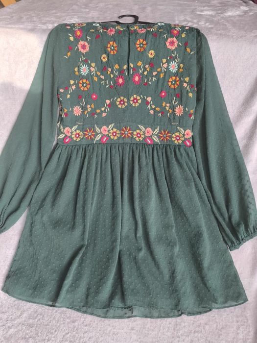 Sukienka haftowana ZARA zielona