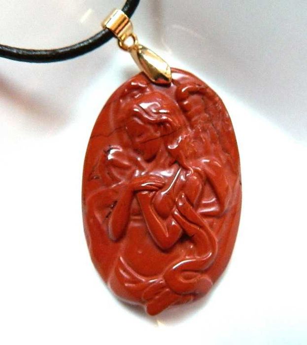Antystresowy czerwony jaspis mokait, płaskorzeźba Anioł, wisior