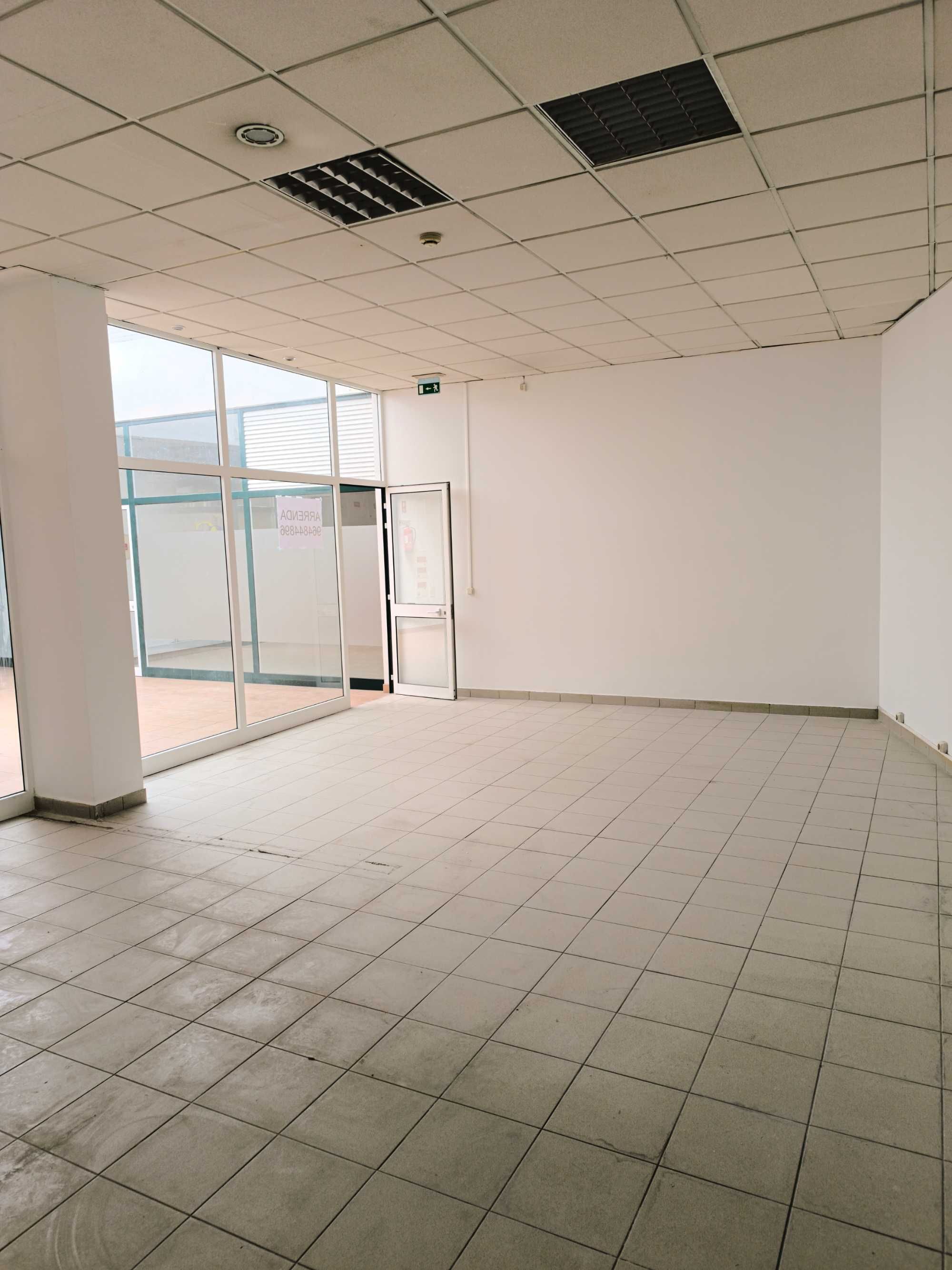 Alcanena-Loja com 50m2 com WC e Garagem- arrenda 285€/mes