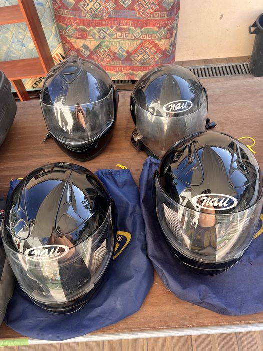 Capacetes, blusão e mala para mota
