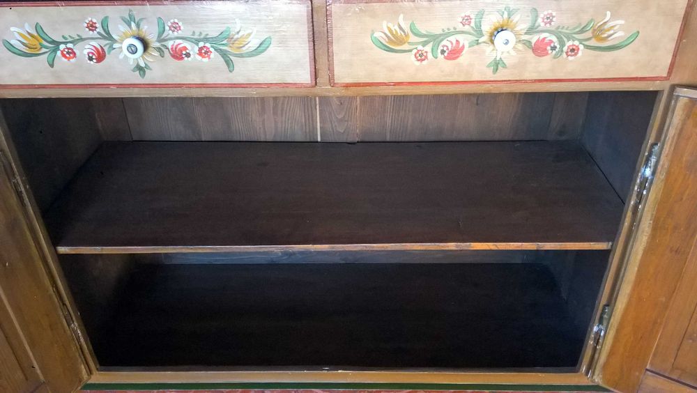 Przedwojenny kredens