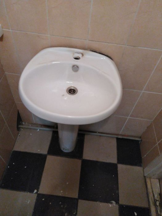Продам рукомийник в хорошому стані
