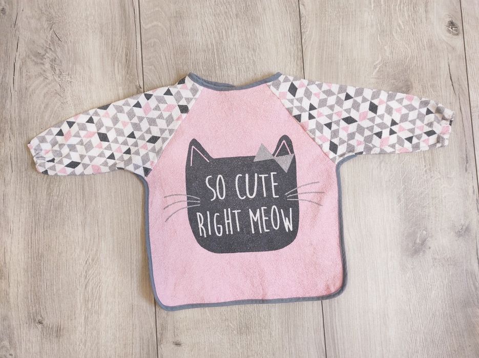 wodoodporny śliniak z  długimi rękawami / fartuszek do karmienia