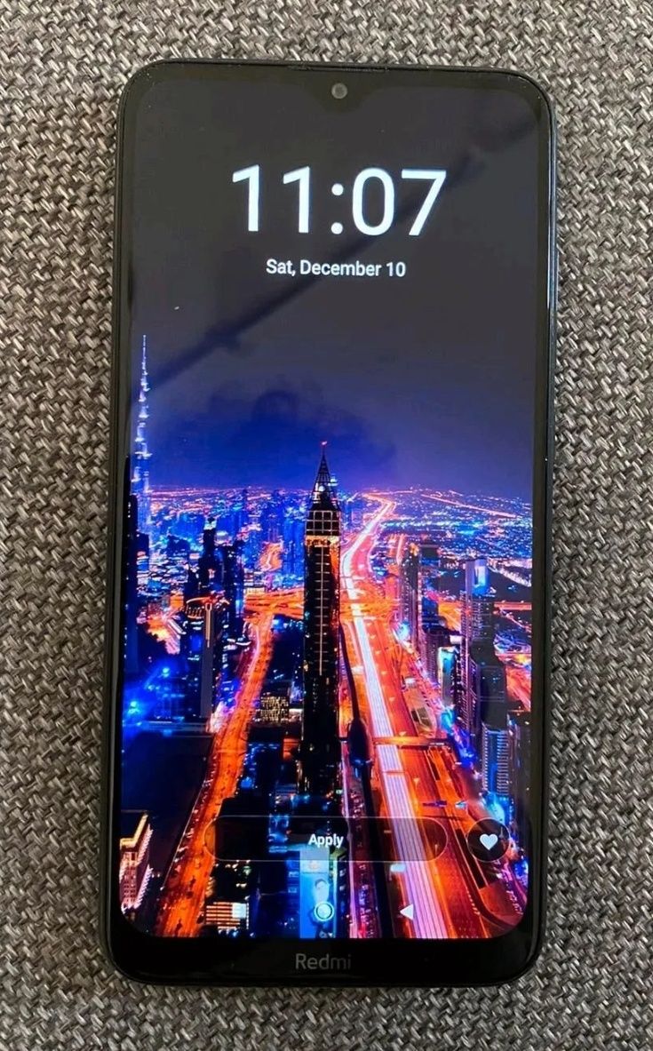 Продам Xiaomi Redmi 8 4/64 + 5 чехлов