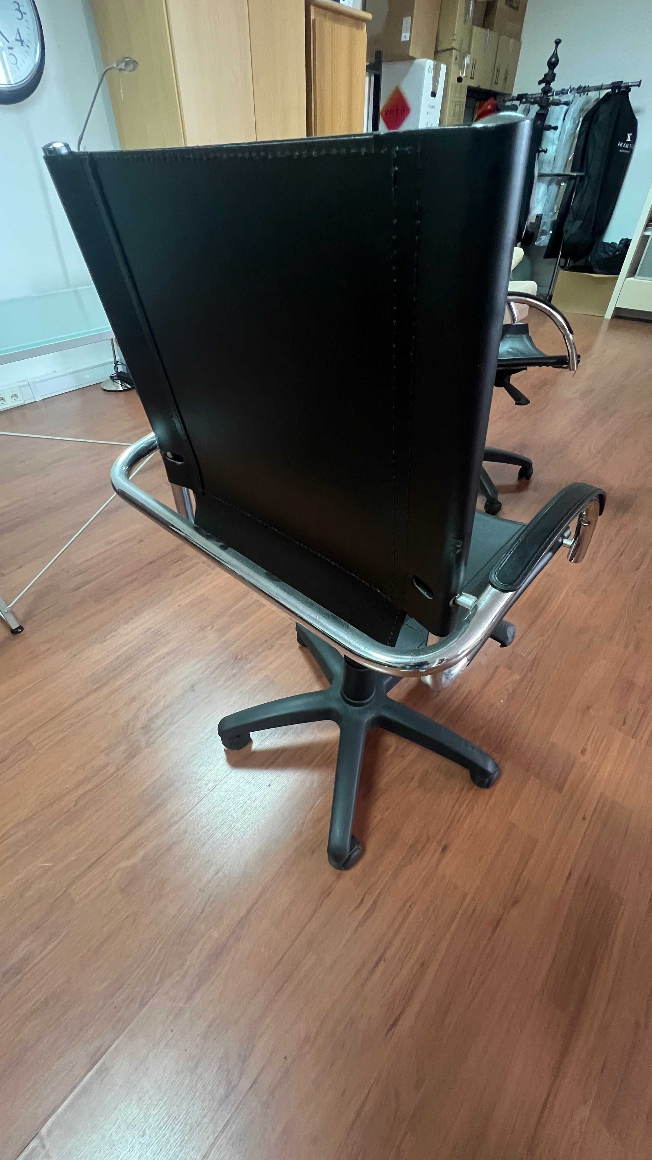 Cadeira de Escritorio em Pele e Aluminio com Sistema Elevatório