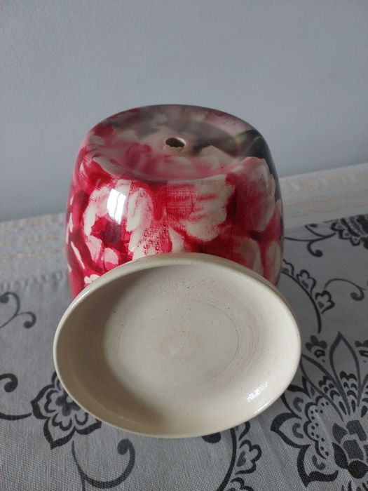 Doniczka w piękne kwiaty