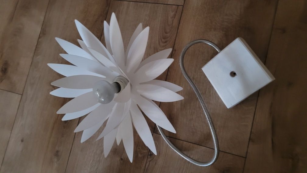 Lampa kwiat białą regulowana elastyczny przewód  design nowoczesny