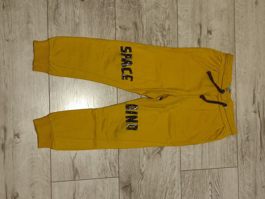 Fajne spodnie rozm.104