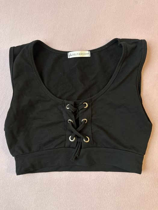 Czarny crop top selfieroom