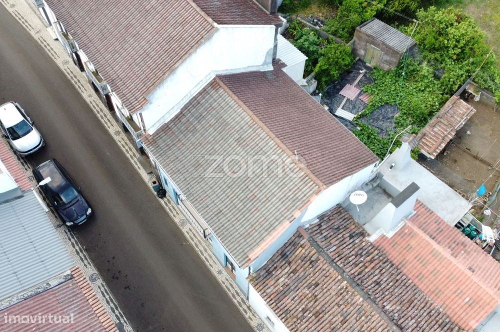 Moradia T3 situada no centro da Vila do Topo, ilha de São Jorge.