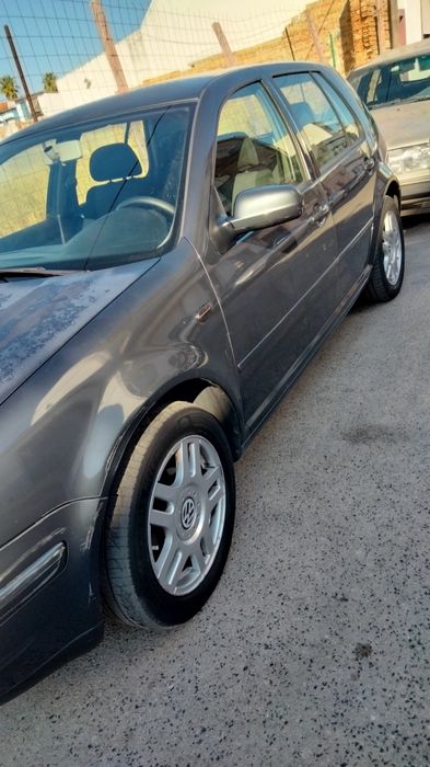 Vendo meu golf 2001 edição 25 anos estou a rertona ao meu país