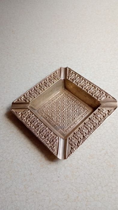 Mosiężna popielniczka grawerowana