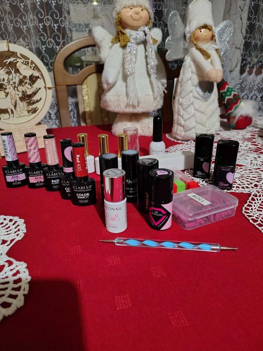 Zestaw do stylizacji paznokci żelowych.