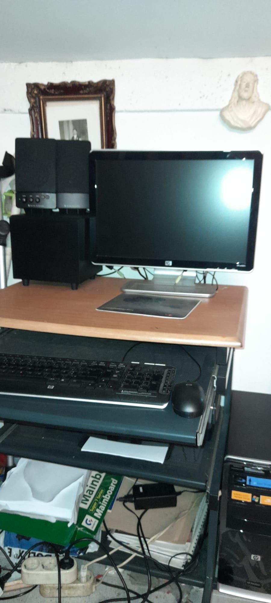 Computador HP, impressora, sistema de som e secretária.