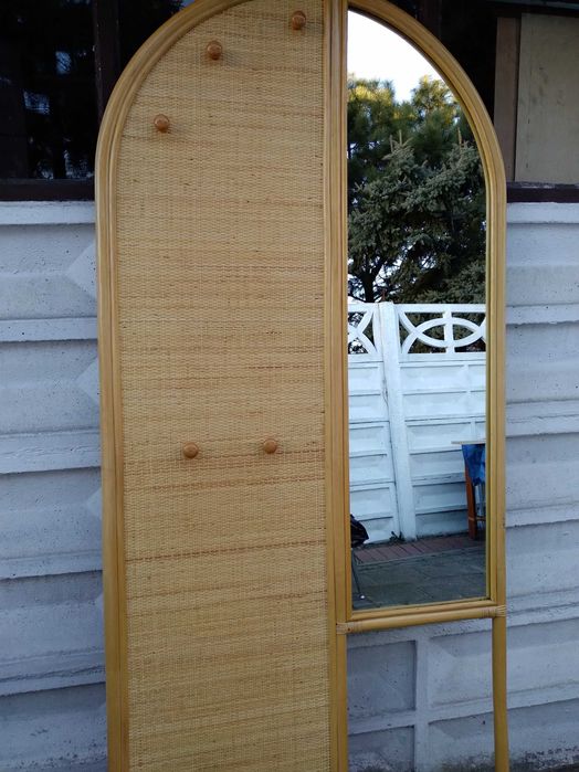 Rattanowy wieszak z lustrem