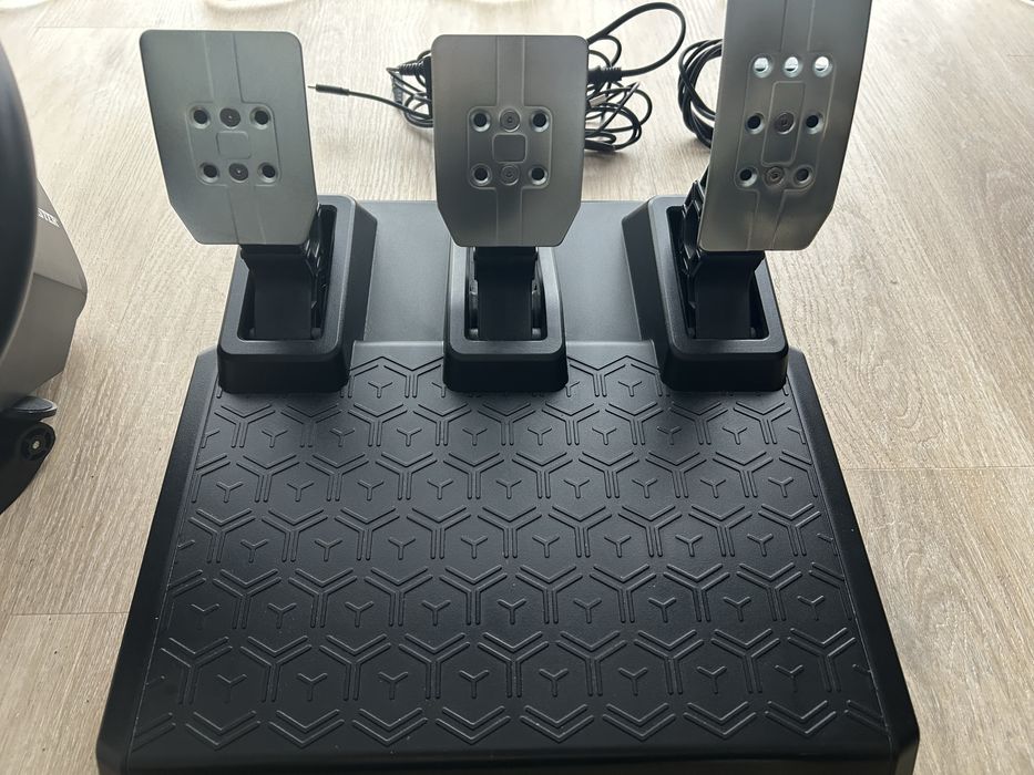 Thrustmaster T248 PS4 PS5 PC Wyścigowa kierownica i zestaw pedałów