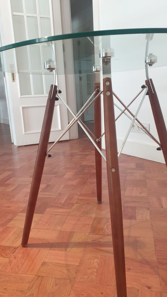 Mesa Vidro temprado, 80cm diametro, pés madeira, estrutua aço.