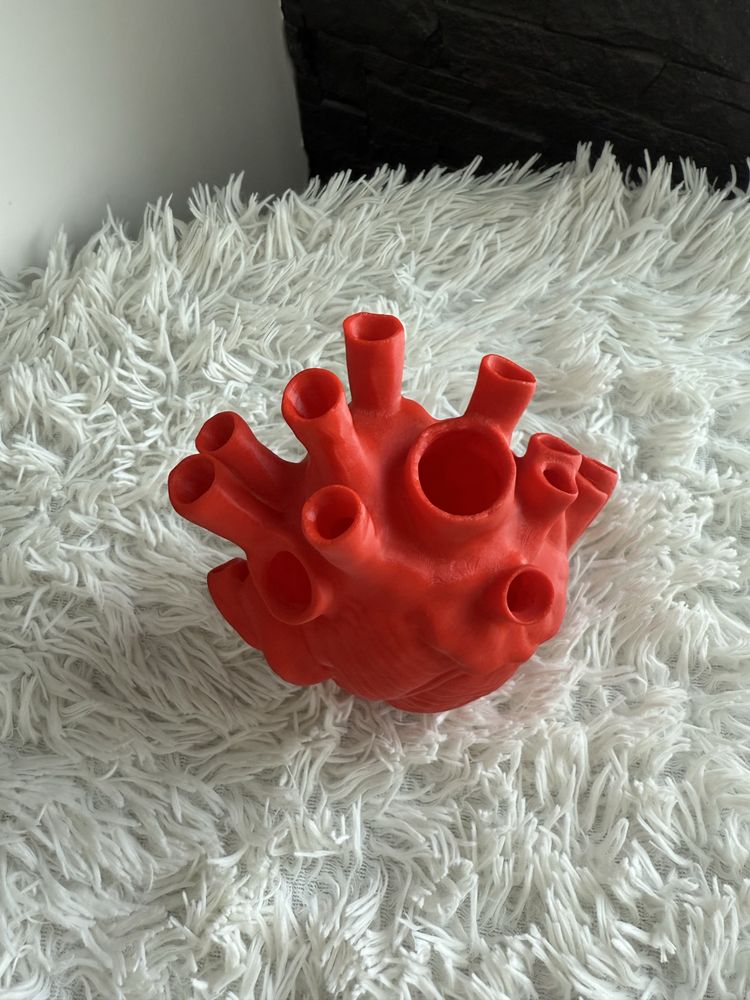 Wazon, waza  na kwiaty w kształcie anatomicznego serca.