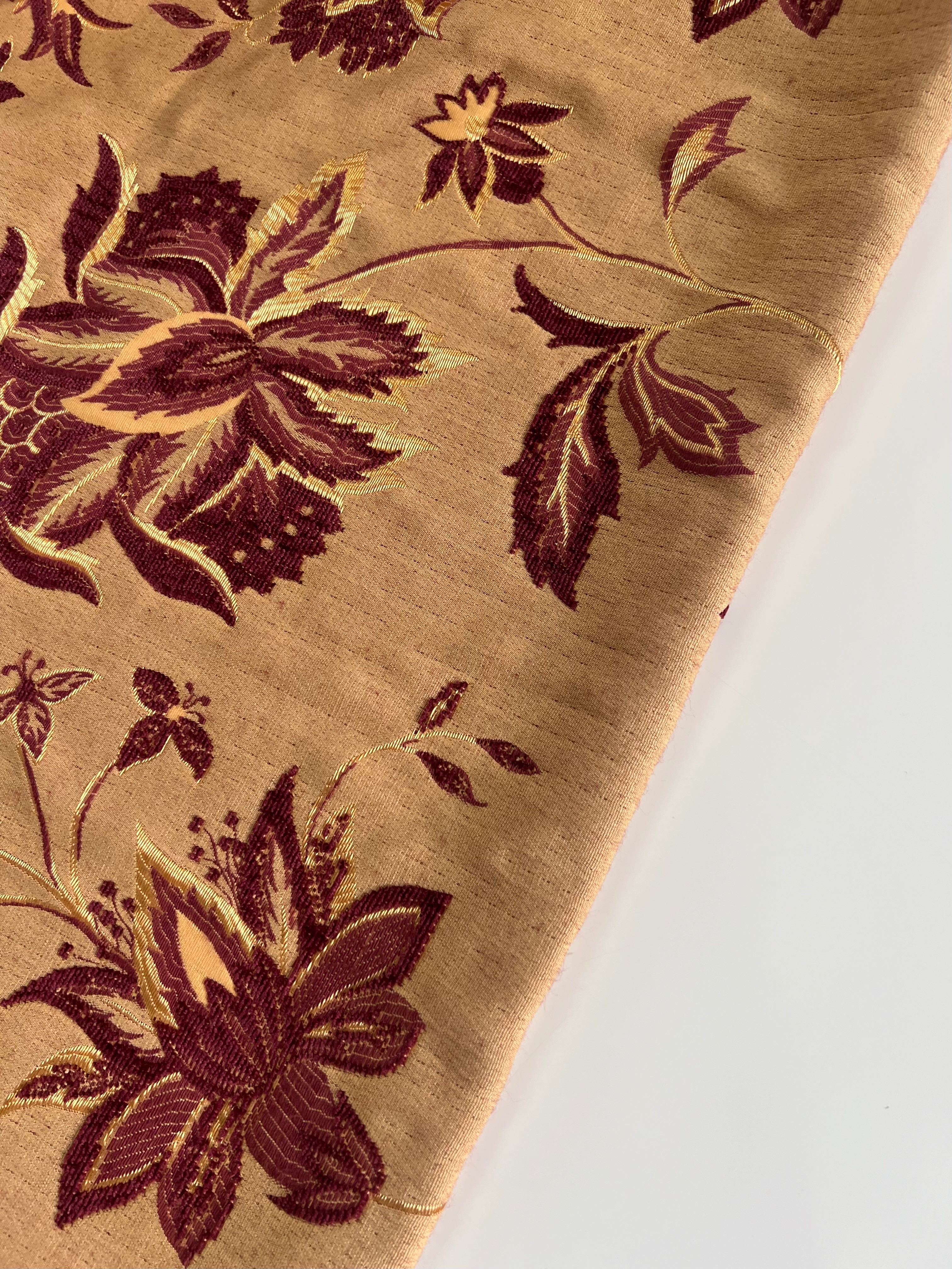 Tkanina dekoracyjna obiciowa zasłonowa złota z bordowym wzorem