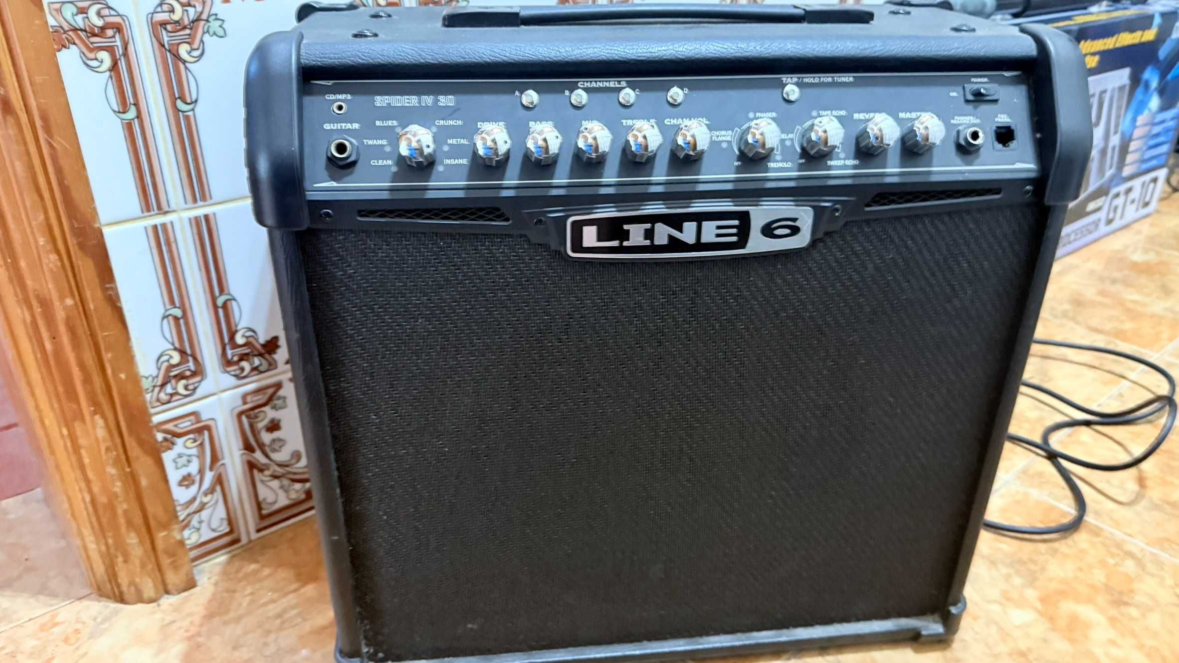 Guitarra elétrica, amplificador e pedais de efeito