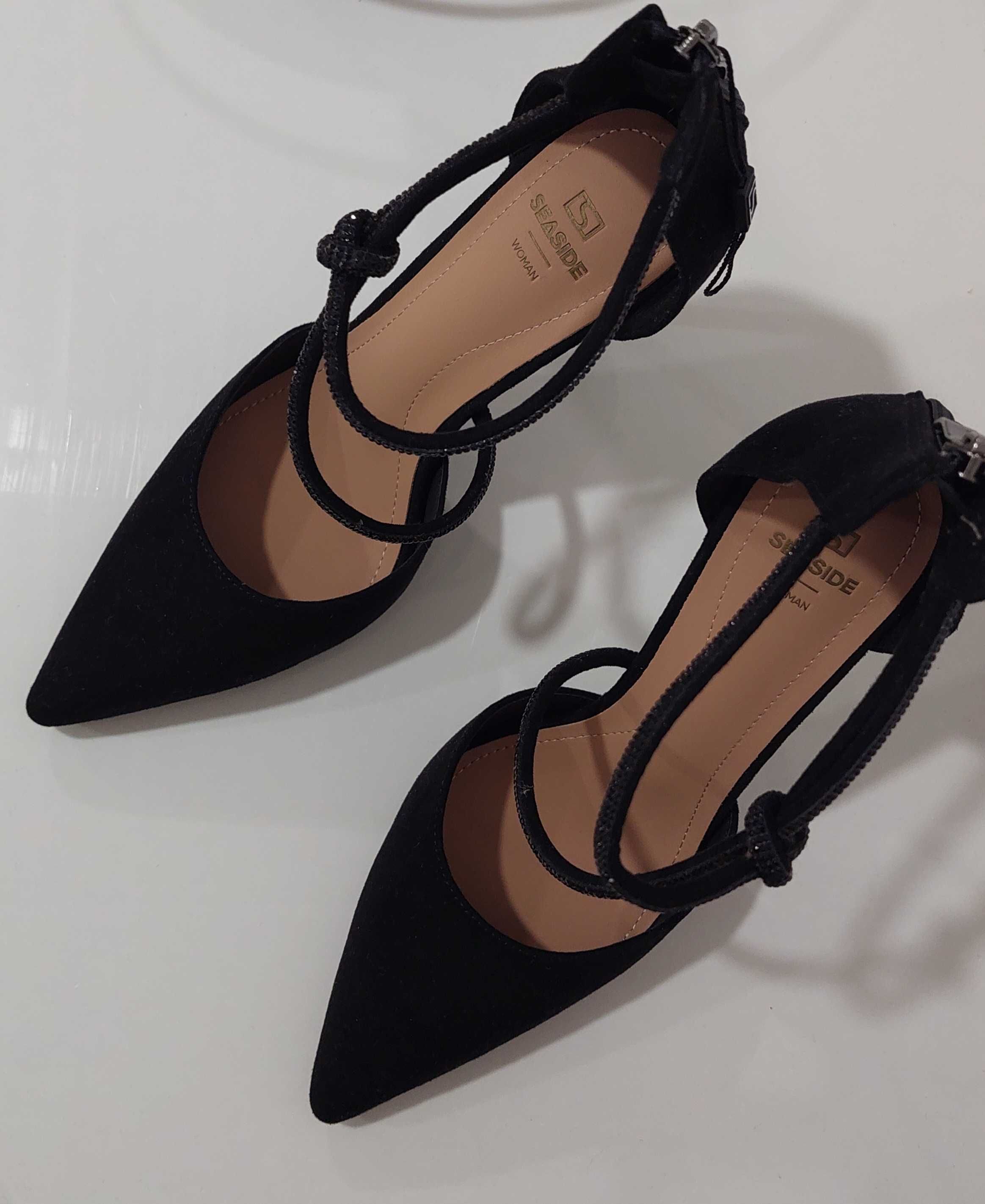 Sapatos de salto alto elegantes