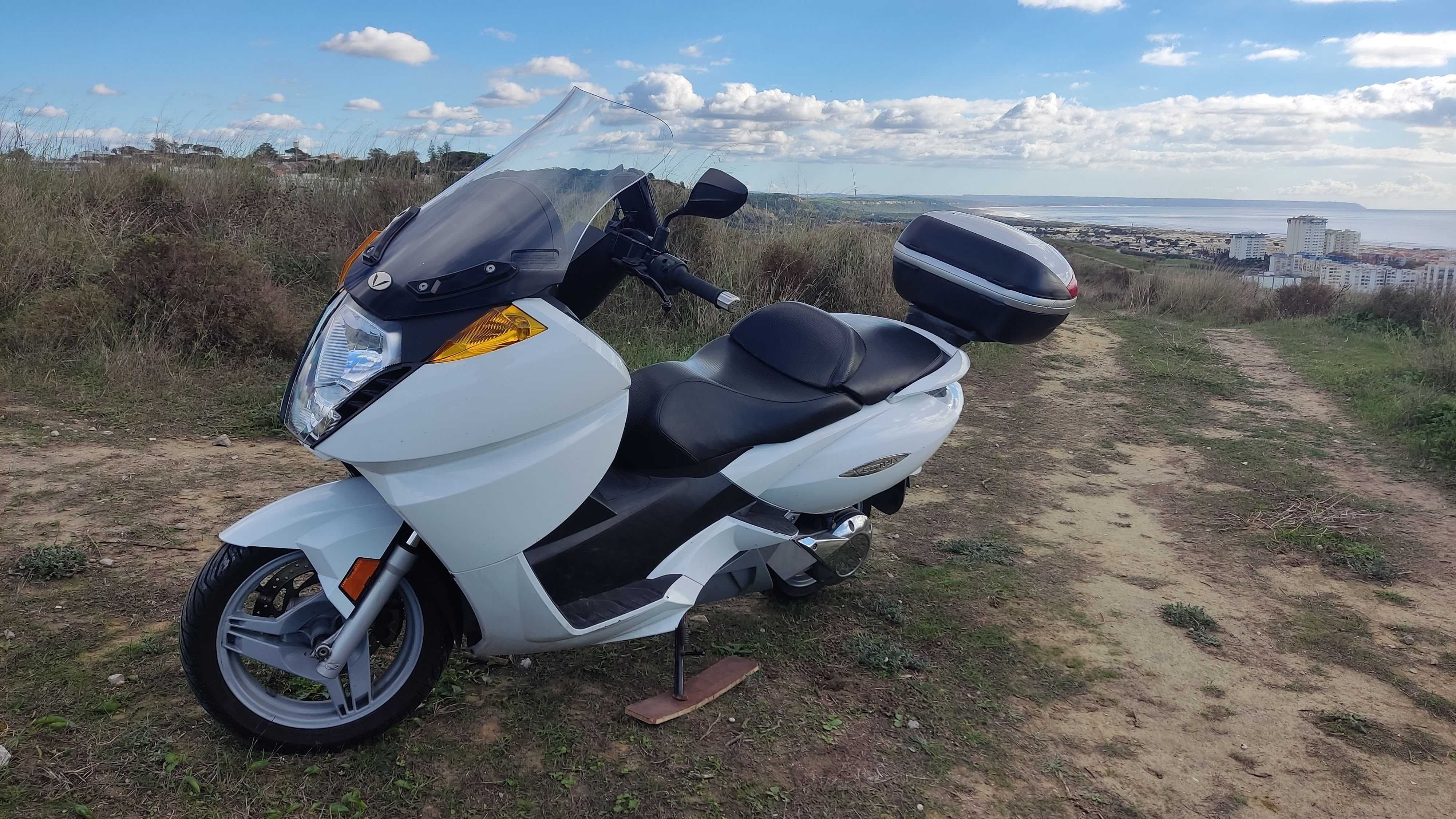 Scooter eletrica Vectrix, autonomia 230km