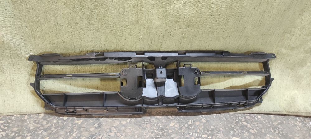 Кріплення решітки радіатора Audi A4 B8 13-16 рест S line 8K0807233G