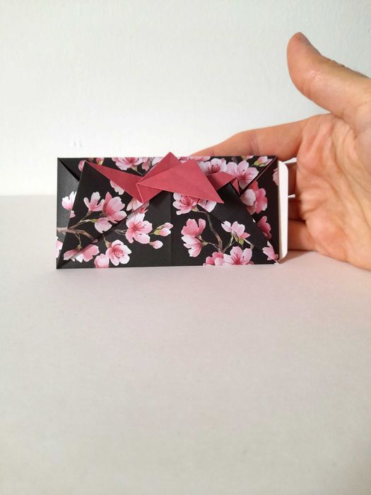 Envelopes de origami e cartão para convites escritos à mão