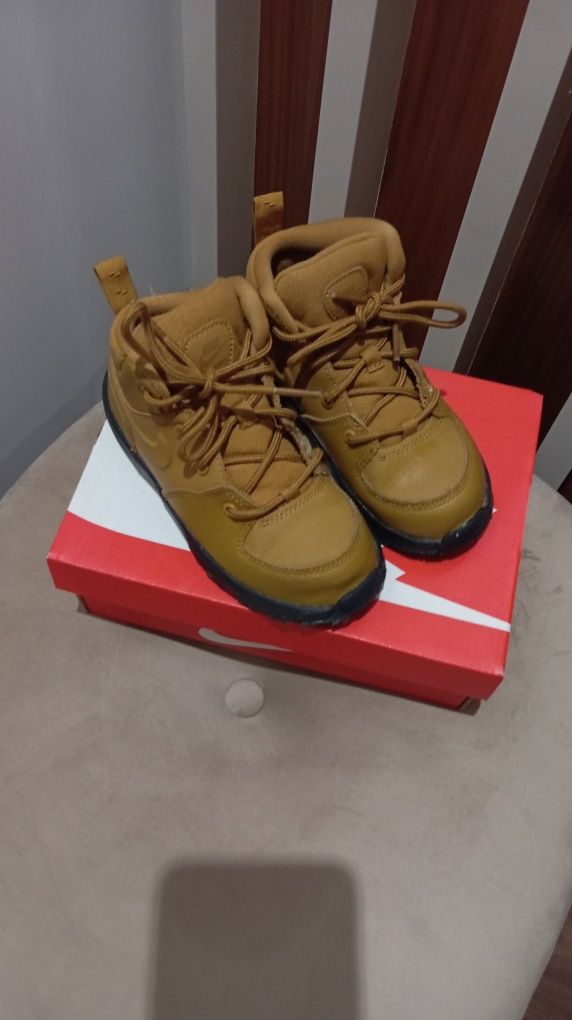 Botas Nike tamanho 26