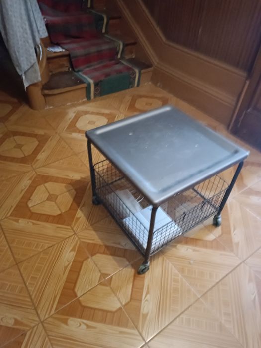 Mesa de suporte com cesto em metal com rodinhas