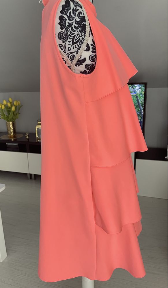Sukienka w kolorze brzoskwiniowym