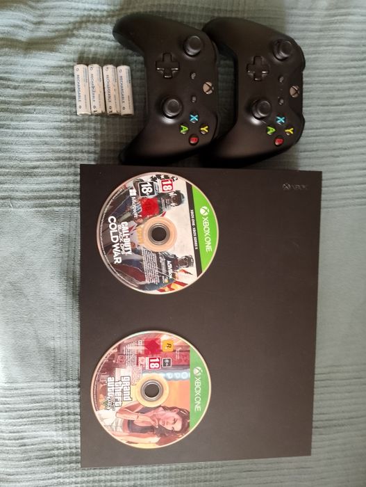 Xbox one x + 2 pady