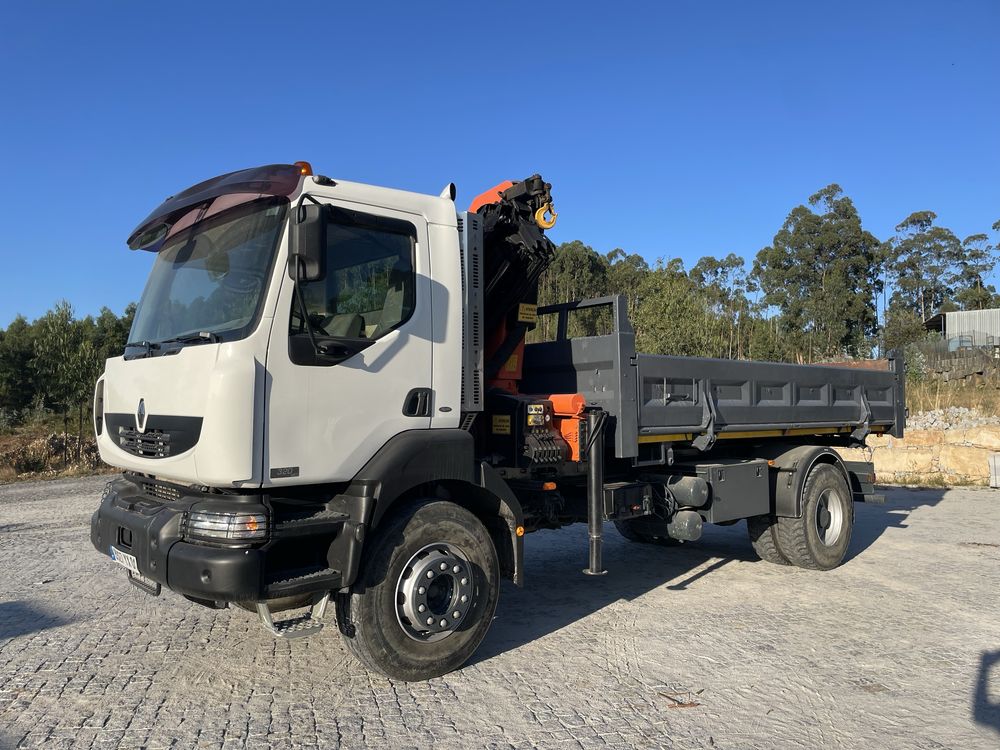 Camião Renault Kerax 320 com grua Palfinger PK16502