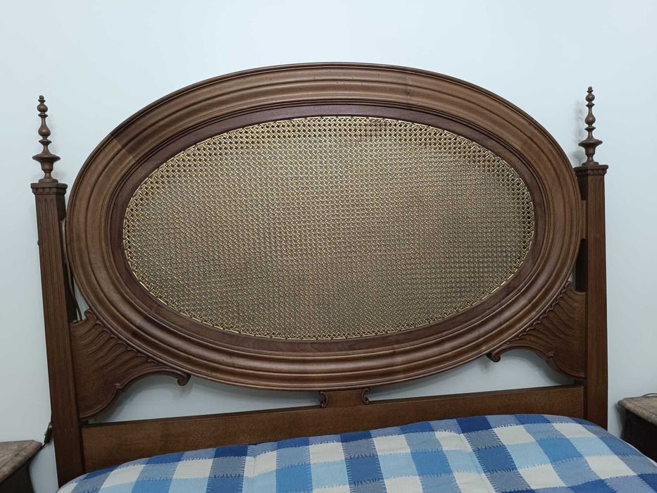 Cama  com cabeceira em Palhinha com Camiseiro e Mesas de Cabeceira