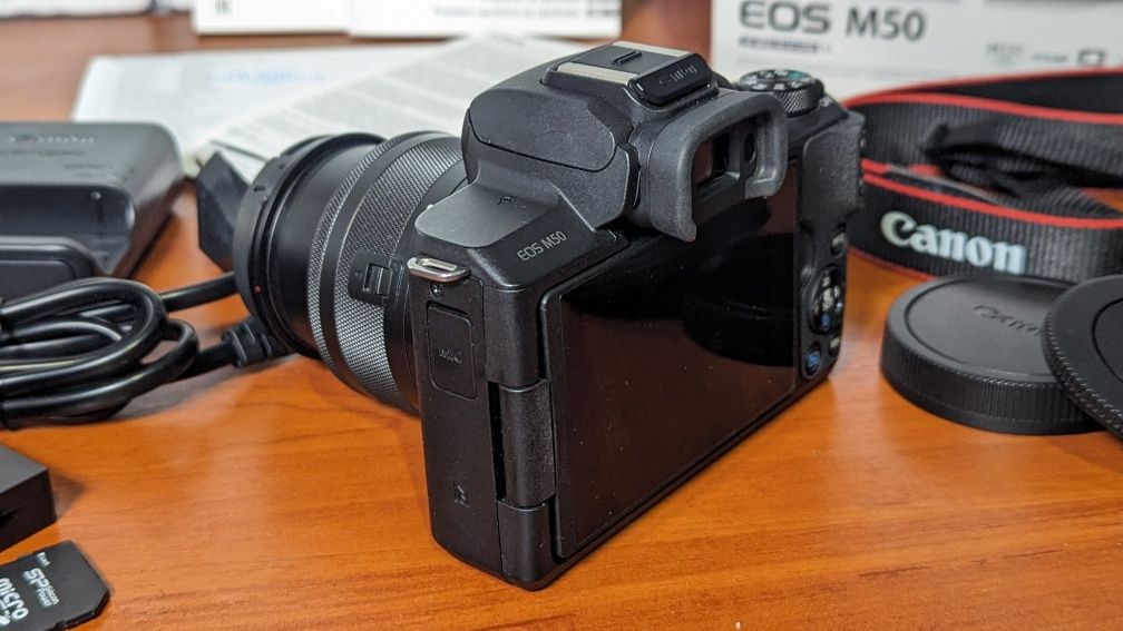 Canon M50 з об'єктивом 15-45 stm