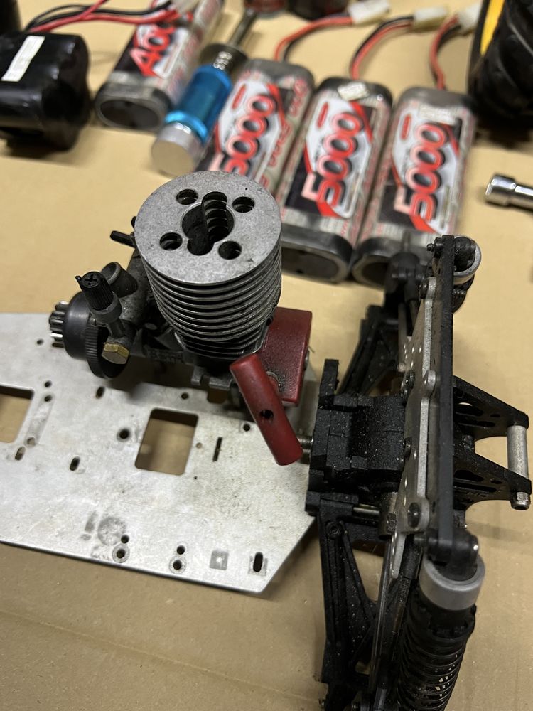 Zdalnie sterowane RC Nitro czesci, dwa podwozia