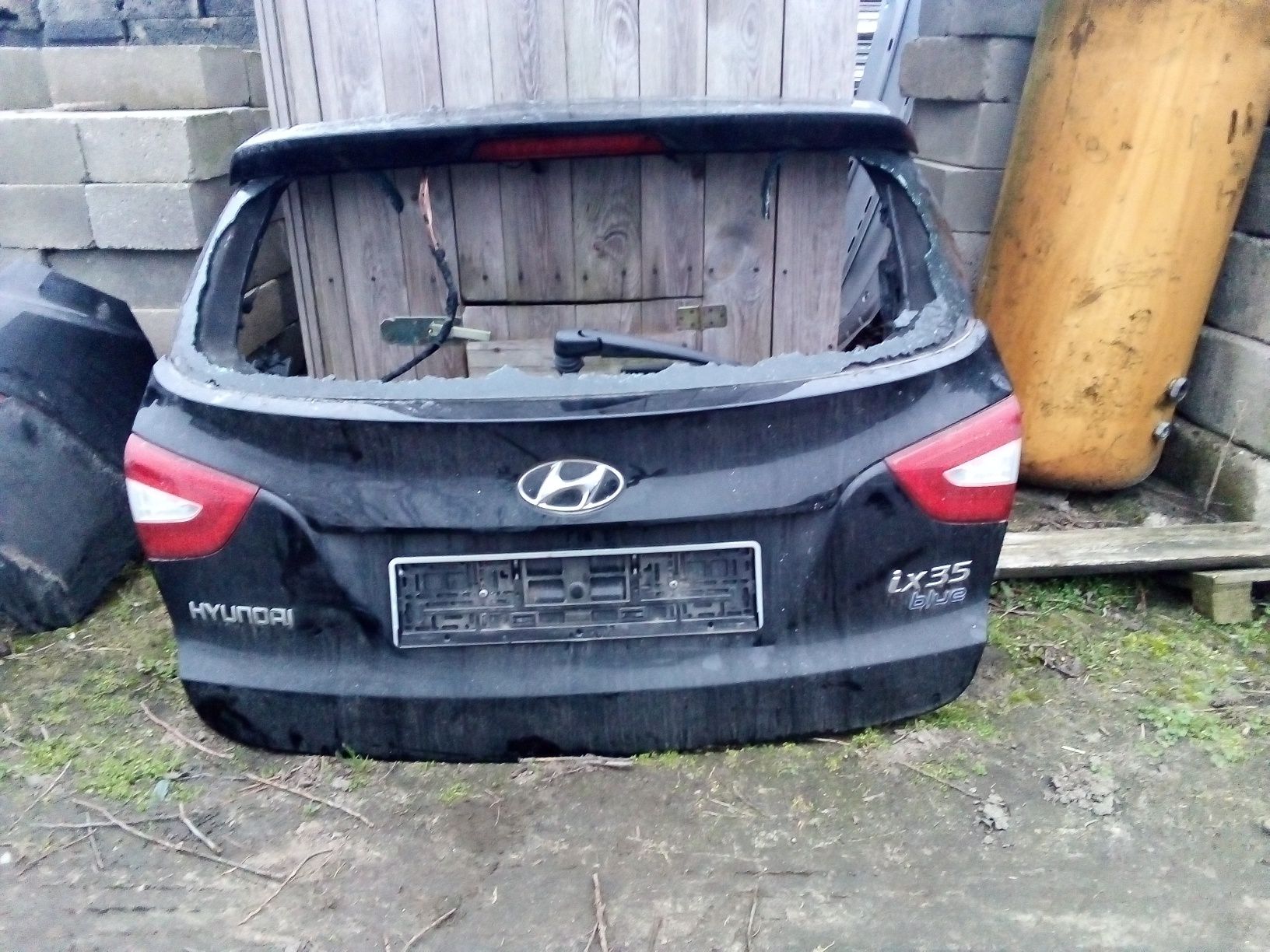 Zderzak tylny Hyundai ix35 pdc 15r czarny kompletny z belką