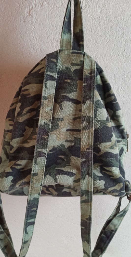 Mini mochila com padrão camo